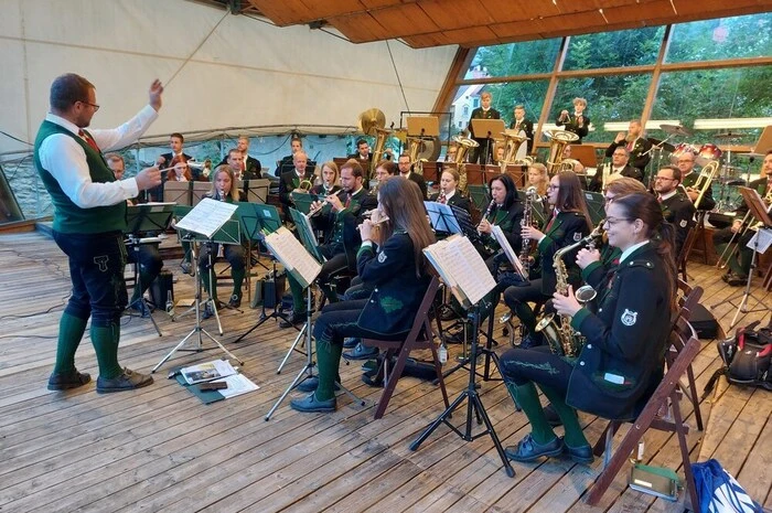 Obmann Stefan Berger konnte unter den Besuchern Bürgermeister Thomas Kalcher, Ehrenkapellmeister Philipp Fruhmann und Primarius Reinhard Graf begrüßen. Durch das Programm führte Musikschul-Direktor Wolfgang Fleischhacker.