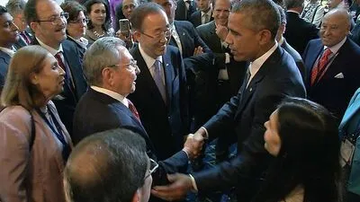 Hitorisch. Castro und Obama schütteln einander die Hände