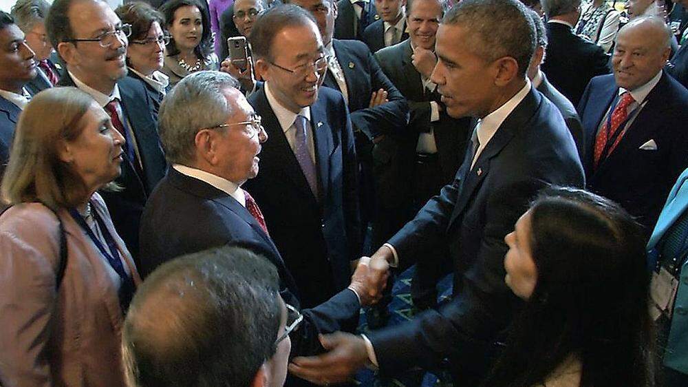 Hitorisch. Castro und Obama schütteln einander die Hände
