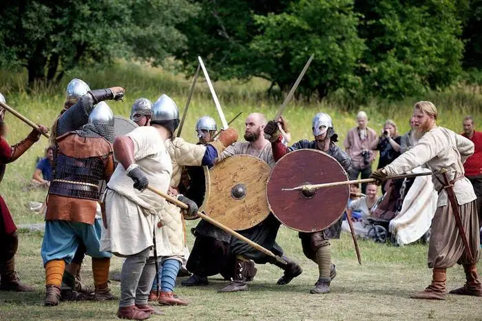 Zu Besuch bei den Wikingern.Stilecht geht es mit einem Boot zur Wikingerinsel Björkö, Heimat einer der ersten Städte Skandinaviens: Birka. Heute gehört die Stadt zum UNESCO-Weltkulturerbe und wartet mit einem Wikingermuseum, Gräbern und nachgebauten Wikingerbehausungen auf. Die Besucher treffen hier auf menschliche Spuren, die Archäologen auf das späte 19. Jahrhundert datieren. Dabei erfahren sie mehr über die Kultur der Wikinger, von den ursprünglich archaischen bis zu den mittelalterlichen Völkern. Im frühen Mittelalter war Birka ein Zentrum der christlichen missionarischen Aktivitäten, bevor es im 11. Jahrhundert schließlich verfiel. Infos gibt's hier 