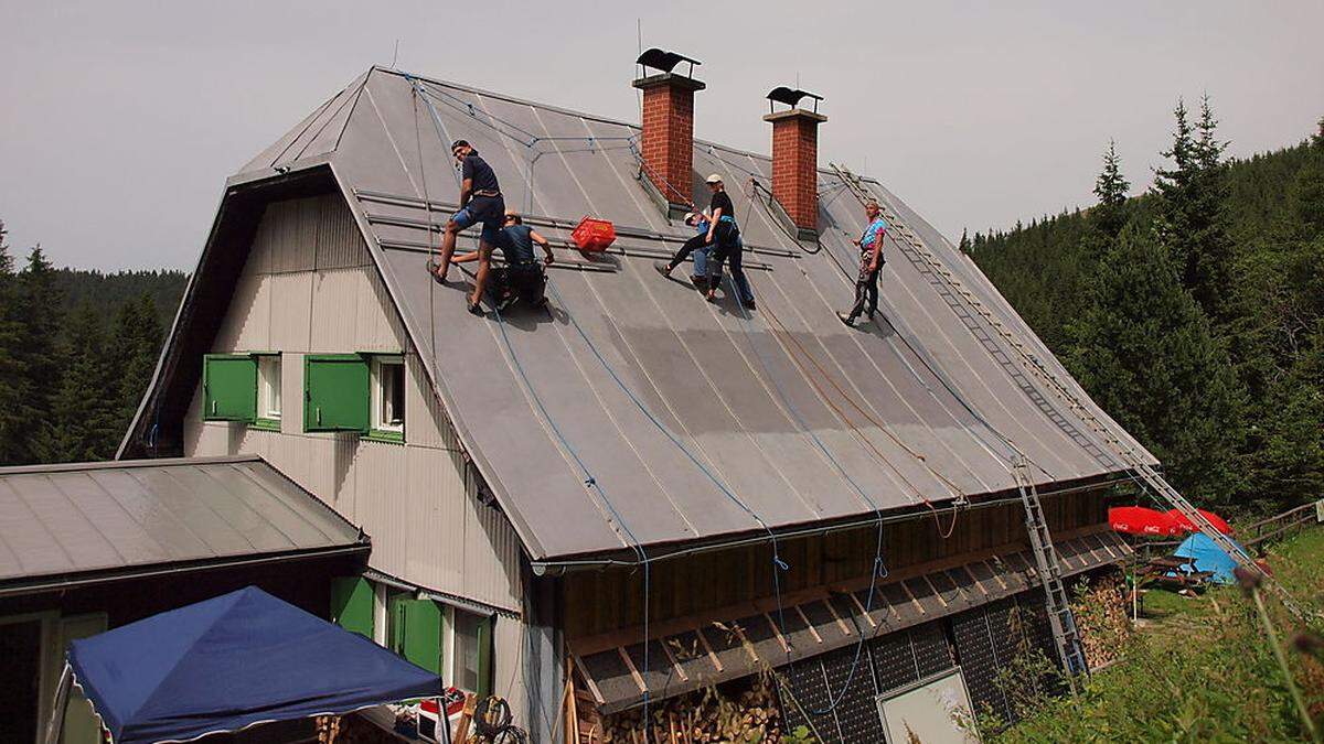 Freiwillige bei der Neumontage der Fotovoltaikanlage