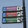 Parkleitsystem in Wien: Auf drei Tafeln wird angezeigt, wie viele Plätze in einzelnen Bezirken frei sind