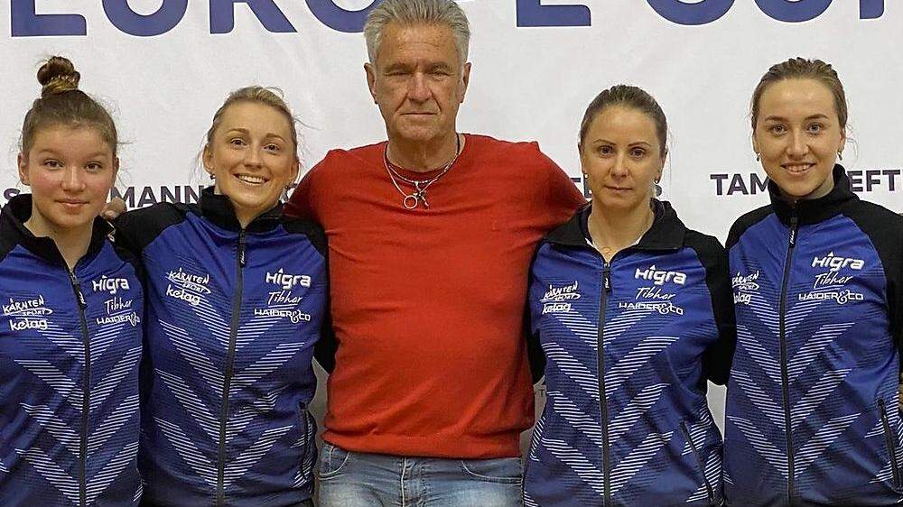 Klubchef Werner Feuerabend mit seinen vier Damen, die beim Tischtennis-Europacup im Viertelfinale stehen