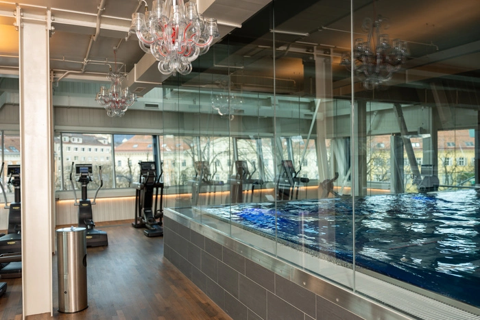 Sogar ein 20 Meter langes Panorama-Sportpool wartet auf die Mitglieder von John Harris Graz. Ideal für Schwimmtraining oder zum sanften Ausklang nach dem Training