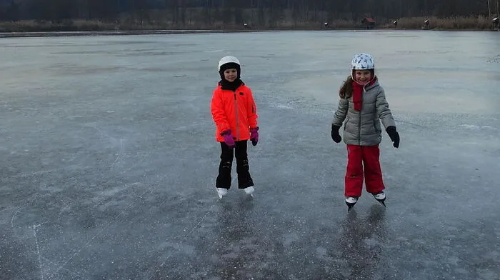Eisprinzessinen: Leonie (links) und Angelina flitzen bereits fleißig über den Waldteich in Kirchberg. An diesem Wochenende kann man vielerorts eislaufen.