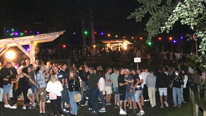 Und der Einladung waren nicht nur Landjugendgruppen aus weiten Teilen der Steiermark gefolgt. Noch am späten Abend standen die Besucher vor dem Eintritt Schlange. Für fetzige Musik am Teich sorgte die Gruppe „Södingtalsound“, eine Walddisco heizte den Jugendlichen ein.