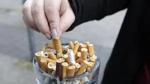 Eine Frau drueckt eine Zigarette im Aschenbecher aus, DEU, Berlin, 31.01.2019