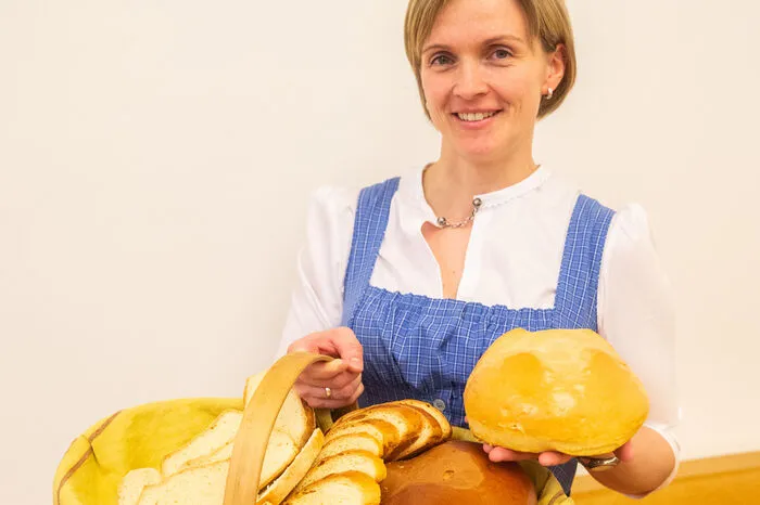 Puristisch – also salzig, mit Schmalz und ohne Zuckerzusatz gebacken – geht es wie eingangs erwähnt (siehe links) bei oststeirischen Osterbroten zu. Aber es gibt je nach Familie auch Abstufungen. „Bei uns sind die Brote zwar nicht süß, werden aber mit Eiglasur bestrichen“, sagt Andrea Nöhrer aus Buch-St. Magdalena. Das verleiht dem Laib zusätzlichen Glanz. Was im Hause Nöhrer seit Generationen gemacht werde: „Wir ritzen vor dem Backen ein Kreuz in die Brotrinde.“