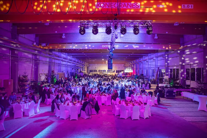 Volles Haus in der Werkshalle von Holzbau Hubmann in Weißbriach.