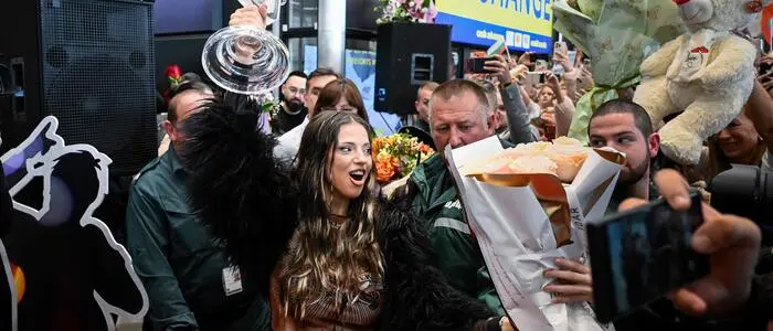 Bulgarin Dara bei der Ankunft in Sofia nach dem ESC-Sieg mit ihrer Trophäe