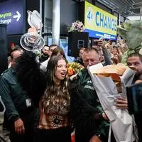 Bulgarin Dara bei der Ankunft in Sofia nach dem ESC-Sieg mit ihrer Trophäe