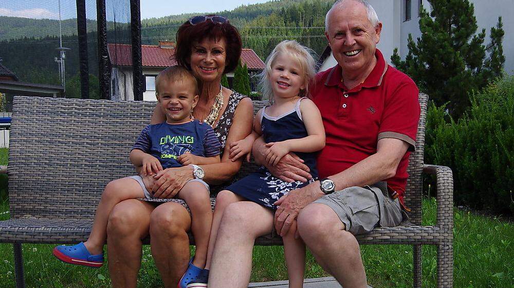 Mehr Zeit für die Enkelkinder: Bruno Schmoliner mit seiner Frau Brigitte und den Enkelkindern Emilia und Leo