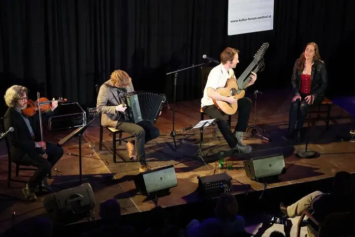 Wenn Agnes Palmisano sich mit Daniel Fuchsberger an der Kontragitarre und Andreas Teufel an der Schrammelharmonika „auf ein Packl haut“ – vorzugsweise zuzüglich Aliosha Biz an der Violine – entsteht mit dem Agnes Palmisano Trio entweder Kammermusik in kleinster Besetzung auf höchstem Niveau oder die womöglich „leiwandste“ Band der Welt – je nach Sichtweise: Licht ist Welle wie Teilchen.