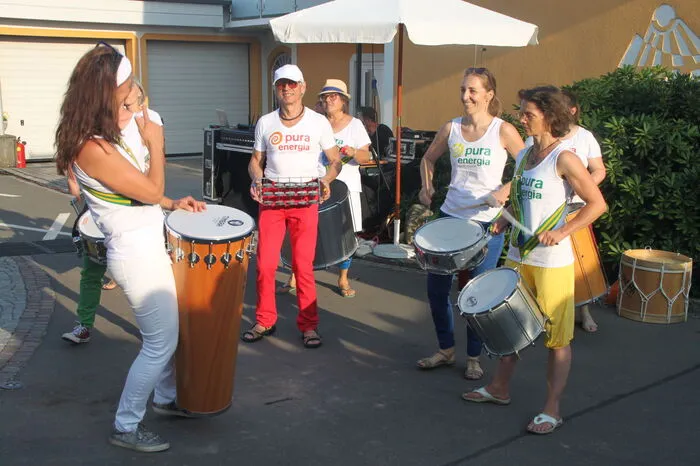 Musikgruppen, wie hier die Trommelgruppe Pura Energia, sorgten für die musikalische Umrahmung des Events. Insgesamt gab es beim Fest drei verschiedene Stationen, die den Gästen Platz boten, um ein gutes Glas Wein zu genießen. 