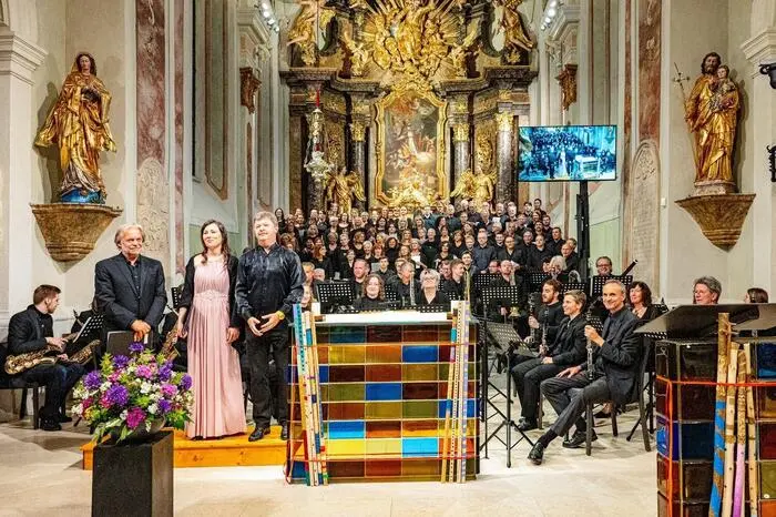 Ein beeindruckendes sinfonisches Werk, mit einer ebensolchen sängerischen und instrumentalen Leistung von Chor, Solisten und Orchester und auch mit sehr viel Beifall für den anwesenden Komponisten Peter Fröhlich.   