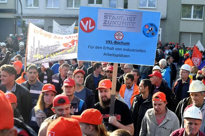 Arbeitsministerin Andrea Nahles (SPD) forderte vom Konzern "Zahlen und keine Geheimniskrämerei". "Es geht um die Zukunft des Stahls in Deutschland", sagte sie. Die Branche dürfe keinen "Aktienspielchen" zum Opfer fallen. Der stellvertretende Aufsichtsratsvorsitzende der Thyssenkrupp-Stahlsparte, Detlef Wetzel, bezeichnete die Entscheidung zur Verlagerung des Unternehmenssitzes als "Verrat an Nordrhein-Westfalen"."Es liegt noch ein schwerer Weg vor uns", sagte er. "Weg mit Tata."