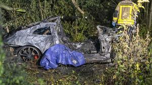 Völlig zerstört ist das Wrack eines Porsches, in dem Vater und Sohn verbrannten