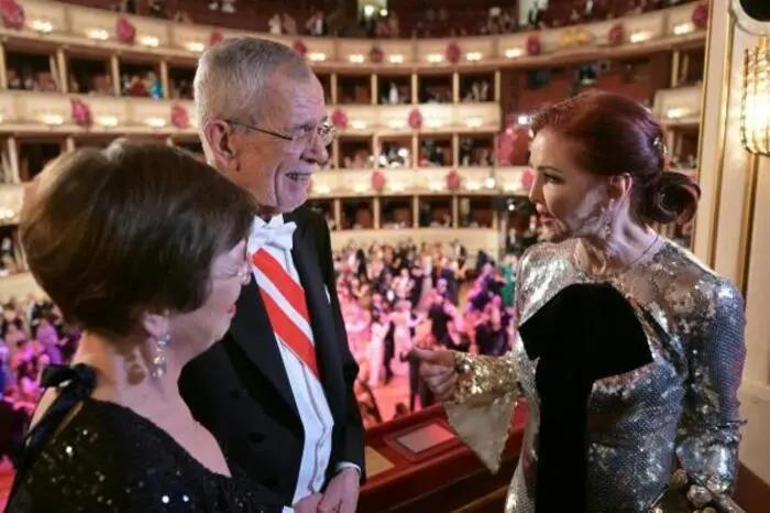 Priscilla Presley hat mit ihrem Auftritt beim Wiener Opernball wohl alle verzaubert. Sie führte im Rahmen des Abends zahlreiche Gespräche, unter anderem auch mit Bundespräsident Alexander Van der Bellen und Ehefrau Doris Schmidauer.