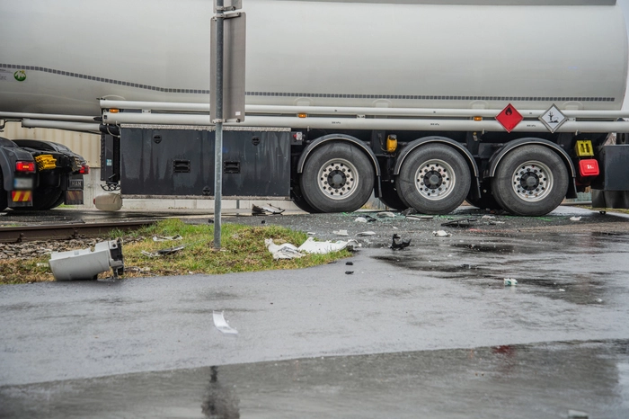 Der Lenker des Tankwagens konnte diesen selbstständig verlassen und wurde leicht verletzt, er verweigerte aber einen Transport mit dem Roten Kreuz in das Krankenhaus.  