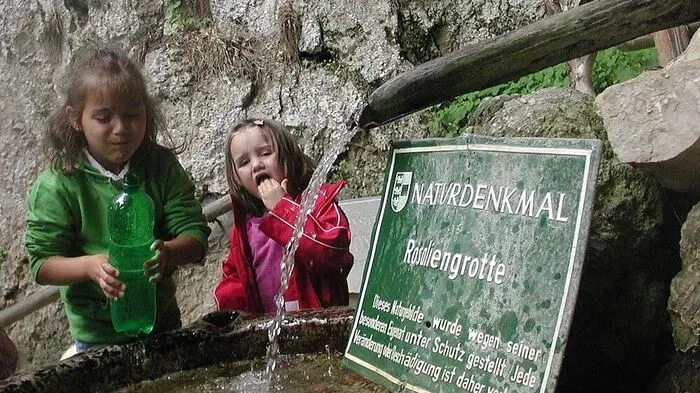 Ein Bild aus besseren Tagen. Dem Wasser am Fuß der Grotte wird Heilkraft nachgesagt