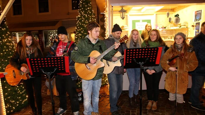 Am Donnerstagabend wurde die Adventzeit in St. Veit mit dem Soft-Opening des Weihnachtsmarktes eingeläutet.