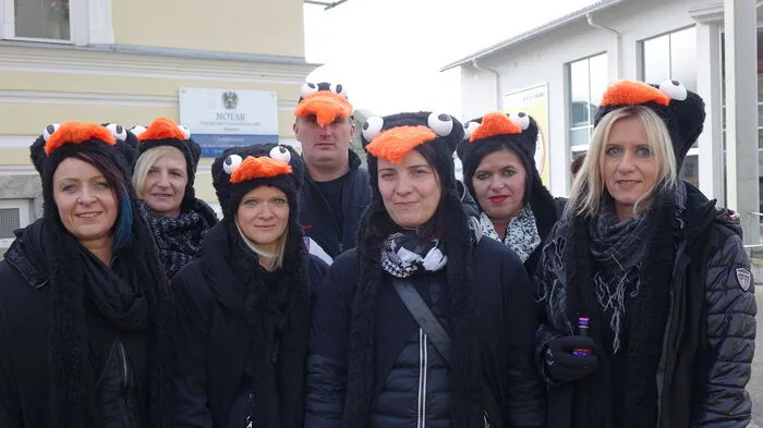 Die Pinguin-Freunde sind von den Verkleidungen der Kinder begeistert.
