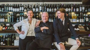 Maximilian Pusswald (rechts) mit seinen Eltern im Traditionsbetrieb in Hartberg