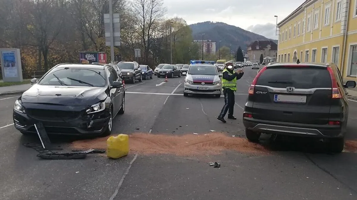 Die beiden Fahrzeuge kollidierten auf der Kreuzung