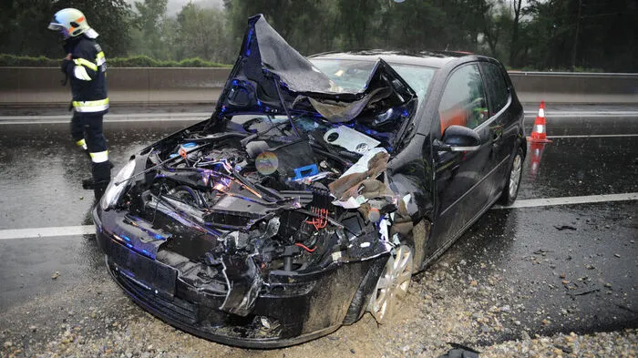 Die beiden Fahrzeuge wurden schwerstens beschädigt
