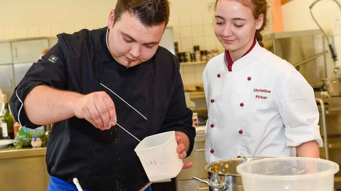 Kevin Amberger in Aktion. Er sprang kurzfristig für Georg Mathiesl ein, der mit seinem Rezept von gebackenen Steinpilznudel auf Champagnerlinsen in der Vorausscheidung überzeugte.