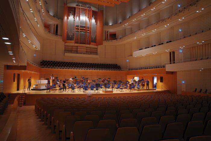 Der Konzertsaal im KKL fasst 1900 Gäste und hat eine einzigartige Akustik