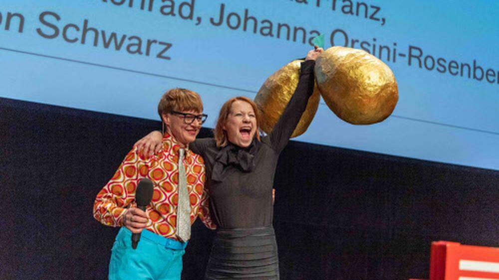 Birgit Minichmayr freut sich über das Kunstwerk &quot;Golden Balls&quot; von Ashley Hans Scheirl