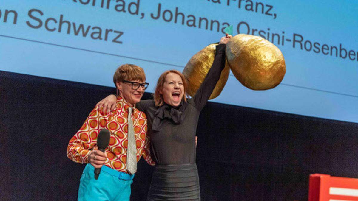 Birgit Minichmayr freut sich über das Kunstwerk &quot;Golden Balls&quot; von Ashley Hans Scheirl