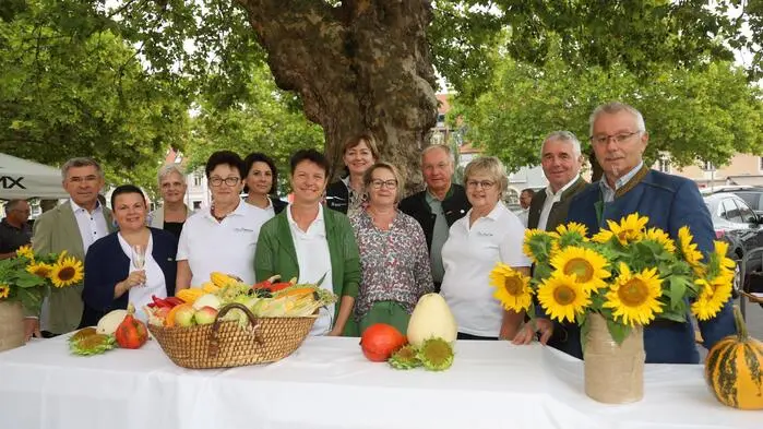 Willkommen beim Bäuerinnenfrühstück auf dem Feldbacher Hauptplatz.