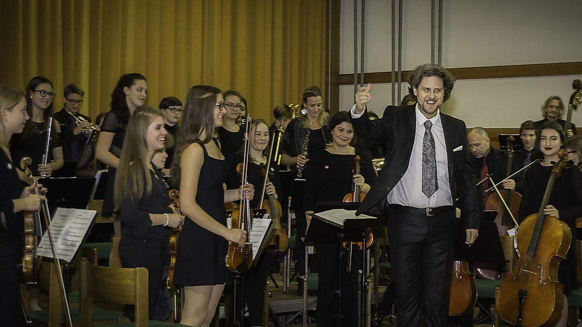 Dirigent Grogor Kovacic mit dem Jugendsinfonieorchester