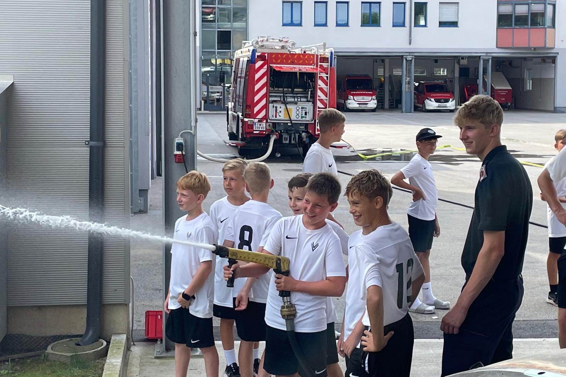 ASK-Fußballcamp: Der Voitsberger Fußballnachwuchs besuchte die Stadtfeuerwehr