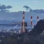 Blick über den Kraftwerksstandort Mellach von Süden aus, zu sehen sind die Schlote des Gaskraftwerks und des stillgelegten Kohlekraftwerks