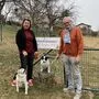 Pamela Ronner und Klaus Ronner-Ermertz mit Coco und Tiffy vor der eigenen Hundewiese, die es beim Boutique-Hotel gibt