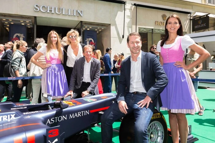 Das Get-together bei Schullin vor der Kulisse eines echten Formel 1-Boliden war Auftakt zum F1-Wochenende in Spielberg. 