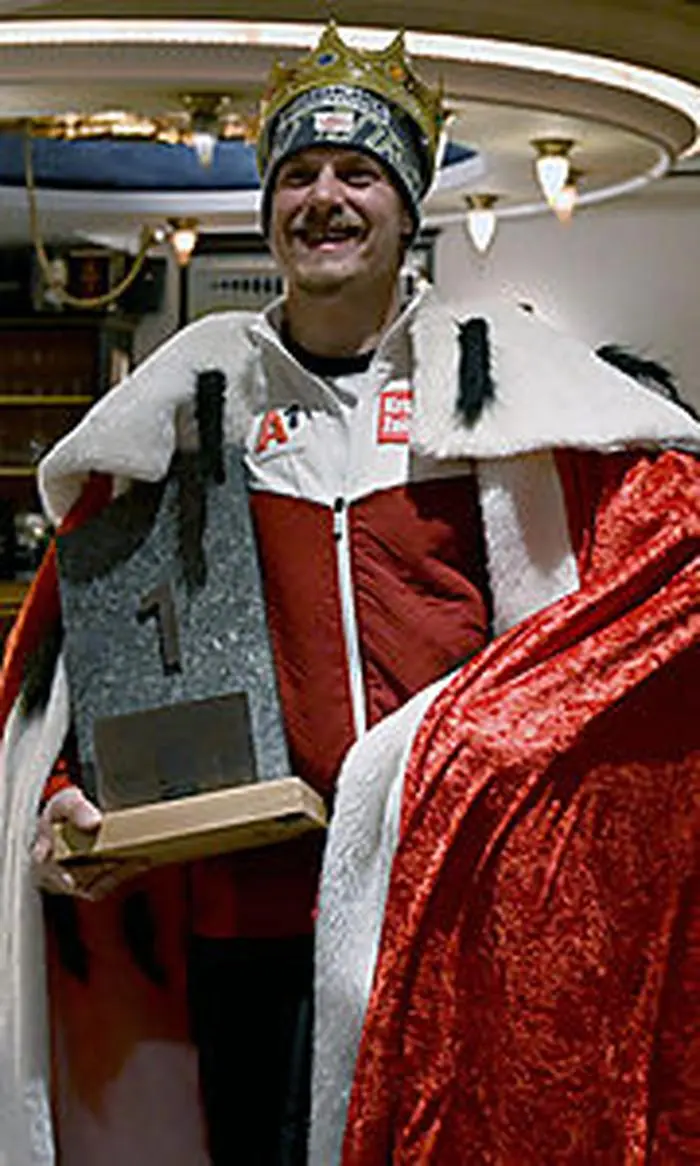 Manuel Feller nach seinem Sieg im Prinzenkostüm