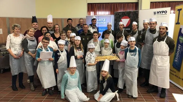 Volksschüler aus Kraubath, Soldaten der Landwehrkaserne St. Michael und Handballer von Union Juri Leoben stellten sich für die Aktion "Soldaten und Kinder backen Hilfe des Militärkommandos Steiermark in die Backstube.