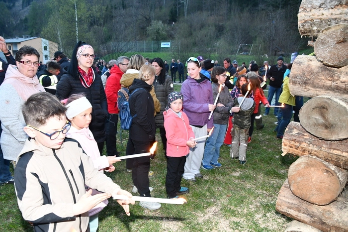 Für kleine Kulinarik und Getränke war ebenfalls gesorgt. 
Die anwesenden Kinder bekamen Fackeln, diese wurden entzündet und durften sodann das Osterfeuer entzünden.