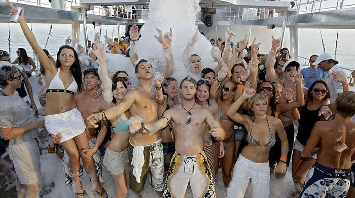 Party, Pool, Schlafen, Party, Pool, Schlafen...