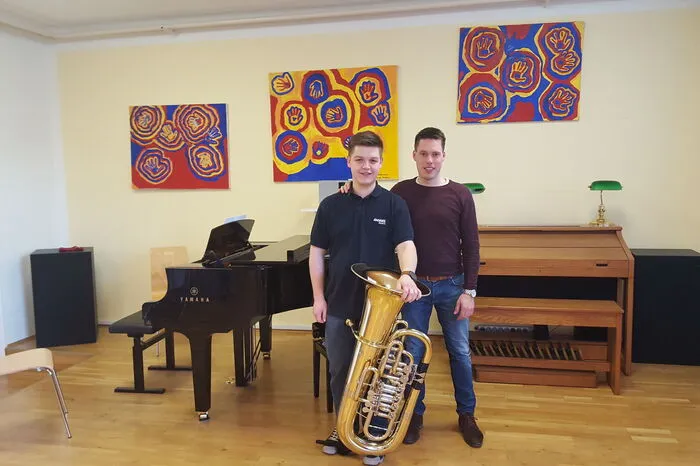 Lukas Töglhofer mit seiner Tuba und seinem Lehrer Stefan Hirt. Sie freuen sich über einen zweiten Preis.