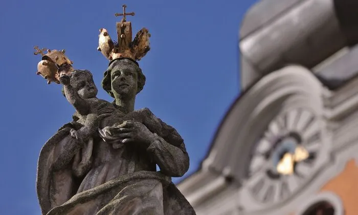 Auch die heilige Maria wacht über den Ort: Mariensäule aus dem 17. Jahrhundert