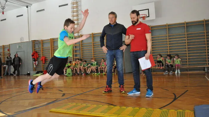 Aus dem Stand Weitspringen lautete eine Aufgabe bei den sportmotorischen Tests für die Volksschüler.