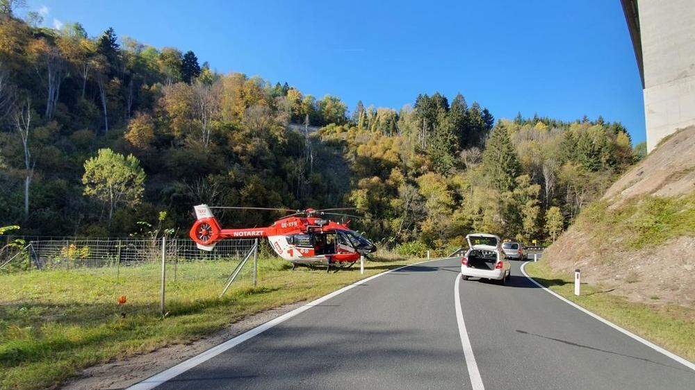 Ein Motorradlenker wurde dabei schwerst verletzt. Der Mann wurde ins UKH nach Klagenfurt geflogen