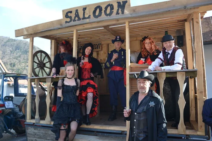 Fast echt sieht dieser Saloon samt Belegschaft aus. Auf der Rückseite flattert sogar ein wenig Wäsche neben einem "Gesucht"-Poster.