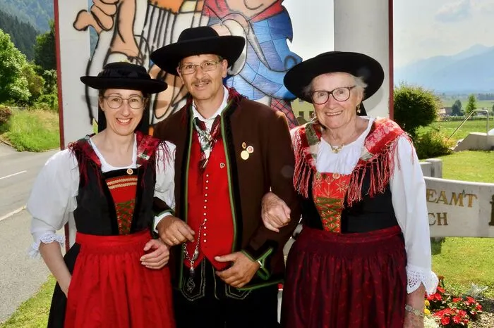 Für einen stimmungsvollen Auftakt sorgte Samstagabend die Gailtaler Jugend, am Sonntag wurde zur Freude vieler Besucher in den beiden Kirchen, im Gemeindesaal, beim Festakt am Dorfplatz und beim beliebten Platzlsingen frisch-fröhlich und gekonnt aufgesungen. 