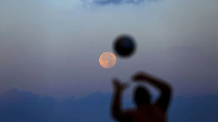 So nah wie selten erschien der Vollmond am Montagabend am Himmel.